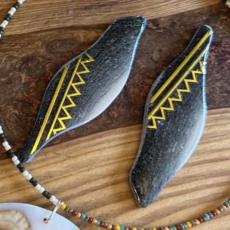 bear/seal/natural/V's - gold tattoo earrings