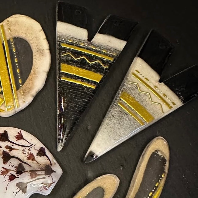 bear/seal/natural/V's - gold tattoo earrings