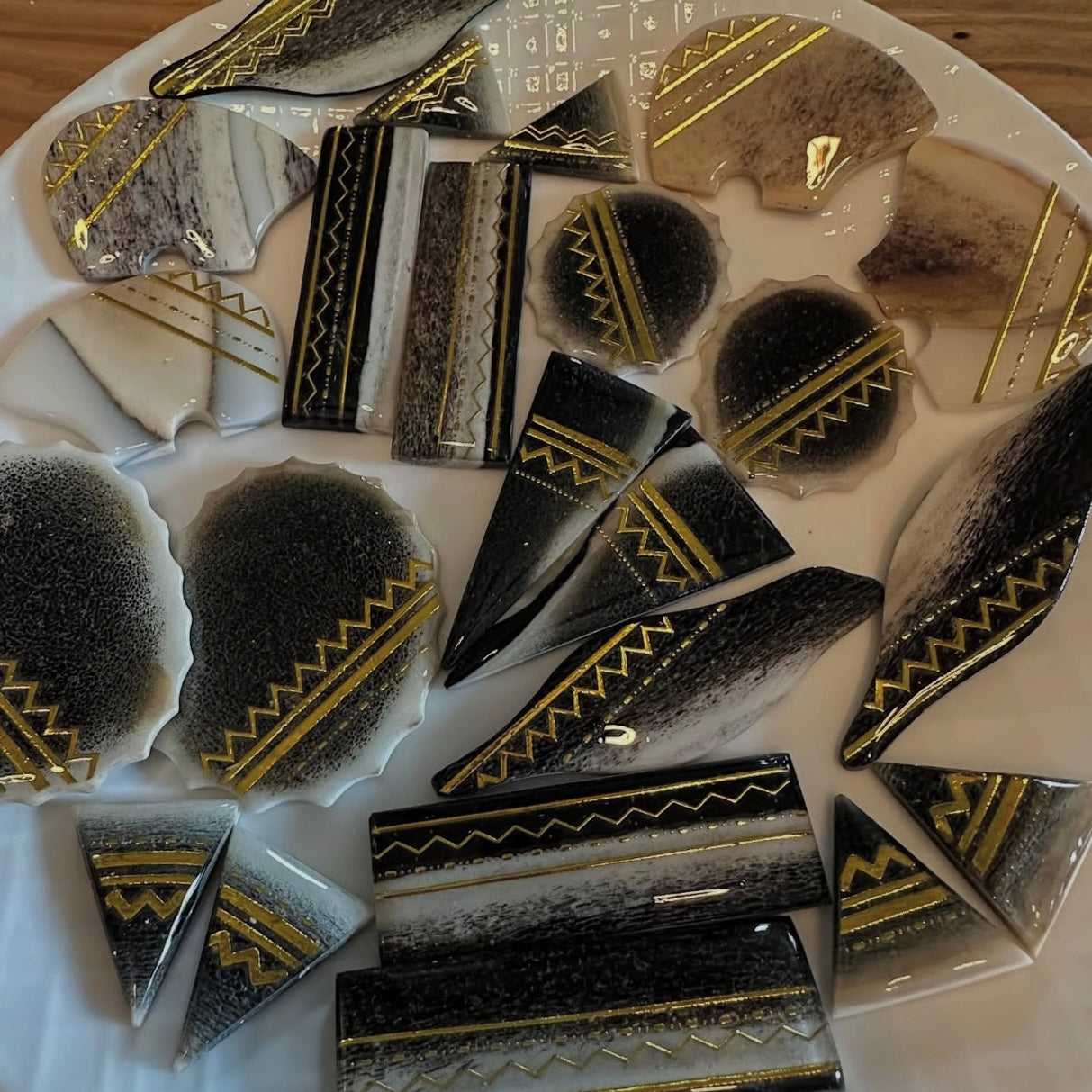 bear/seal/natural/V's - gold tattoo earrings