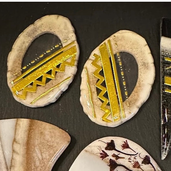 bear/seal/natural/V's - gold tattoo earrings