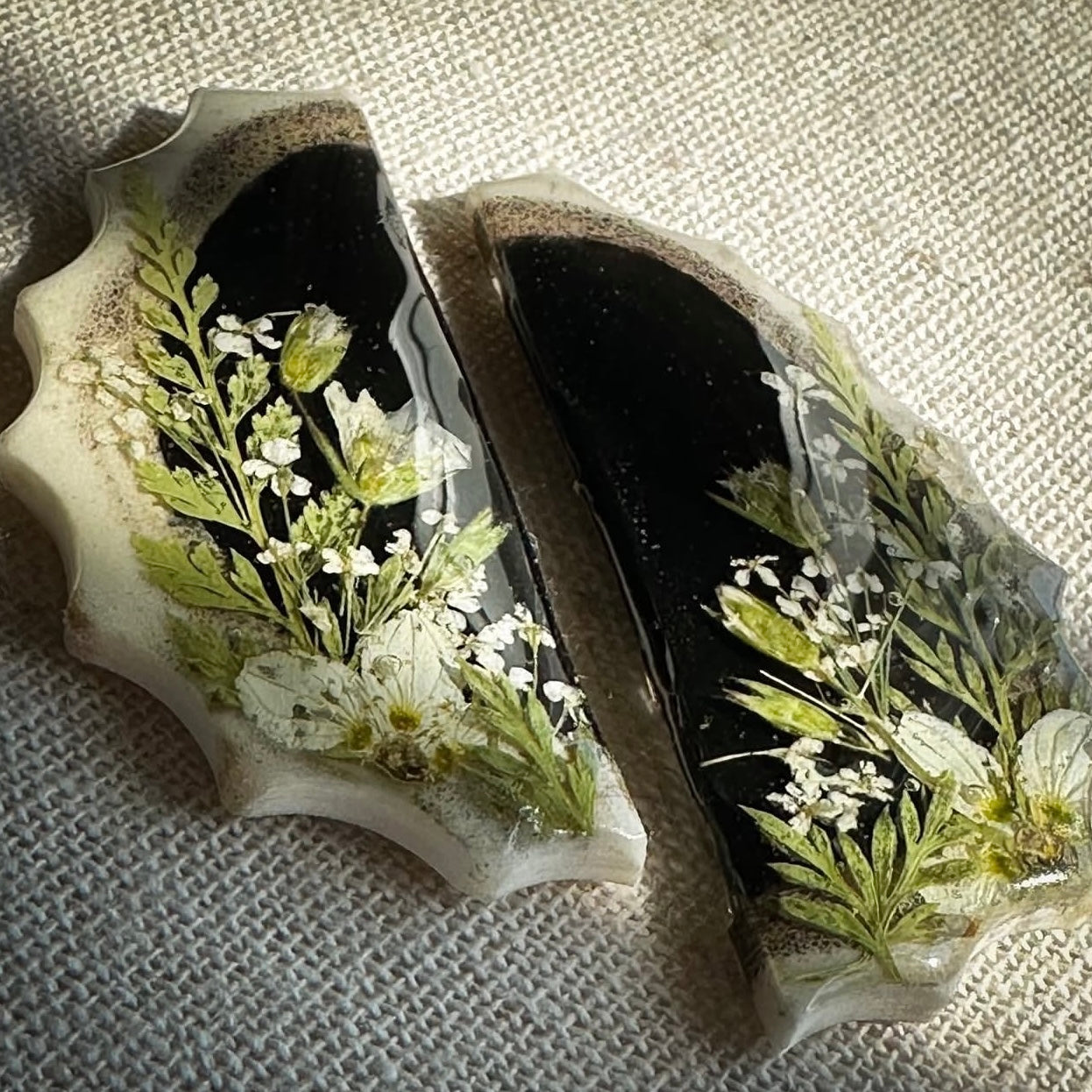 scallop edge earrings - black with white flower