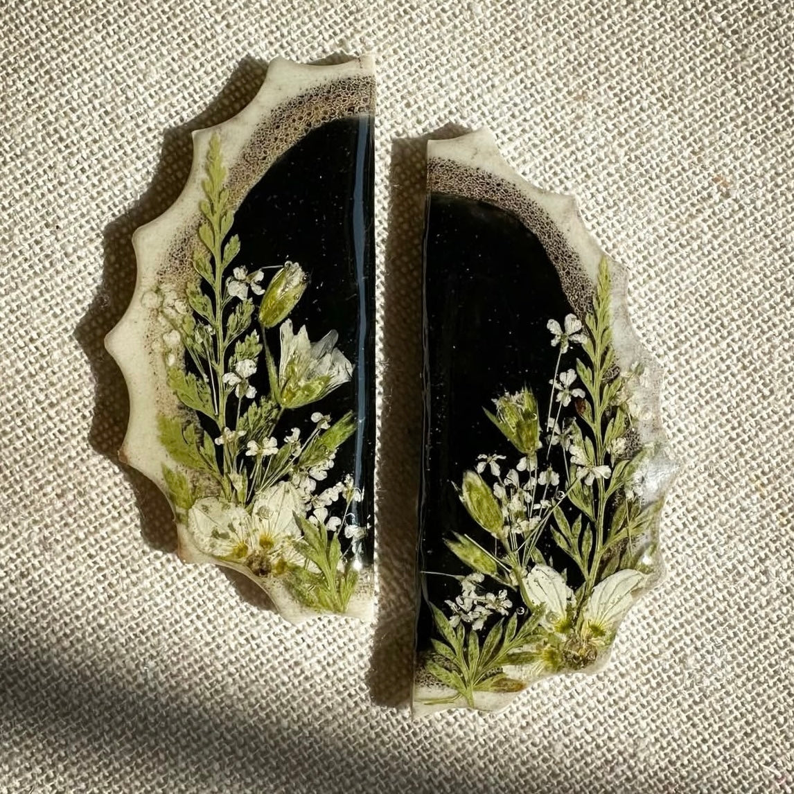 scallop edge earrings - black with white flower