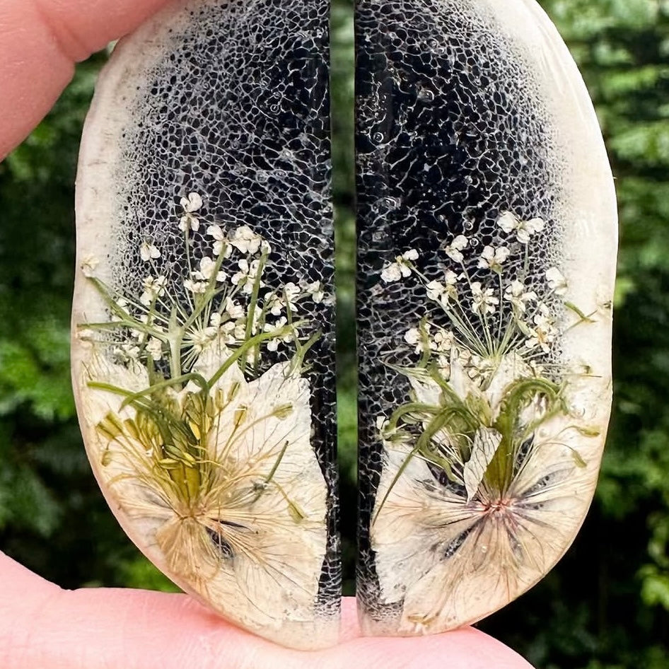 scallop edge earrings - black with white flower