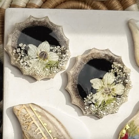 scallop edge earrings - black with white flower